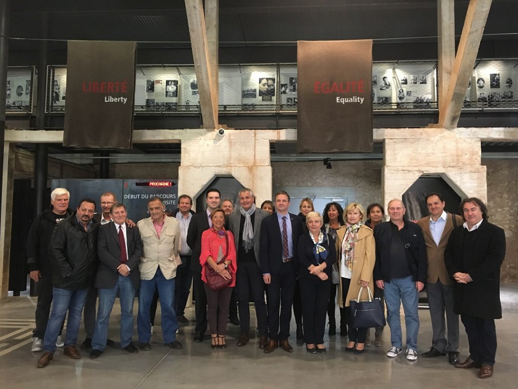 Sous l’impulsion du député écologiste François-Michel Lambert, élus locaux et départementaux des partis républicains (En Marche ! LR, PS, PRG, UDE…)- personnalités dont le journaliste François Missen et anonymes, ont décidé de se rendre sur ce site chargé d’histoire du Camp des Milles (Photo N.K.)