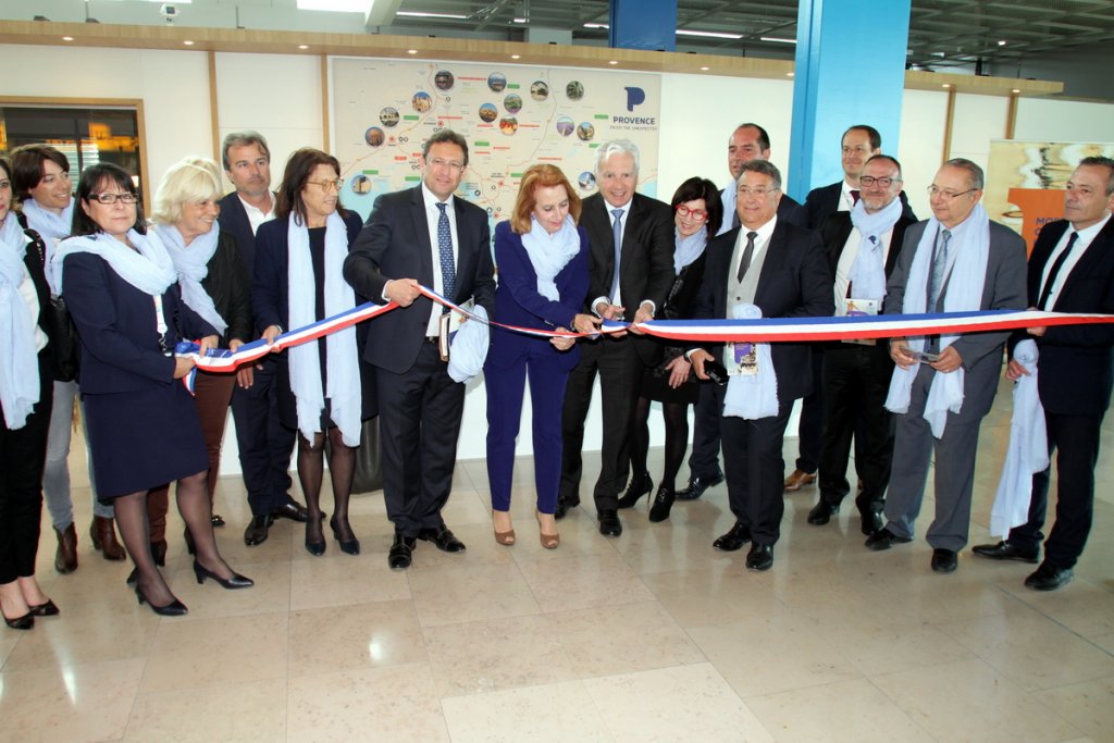 Lancement officiel de la marque Provence à l'Aéroport Marseille Provence, Danielle Milon est entourée de Pierre Régis, Président du Directoire de AMP, Monique Cassar, Jean-Luc Chovelon, Jean-Luc Chauvin et l'ensemble des partenaires (Photo Robert Poulain)