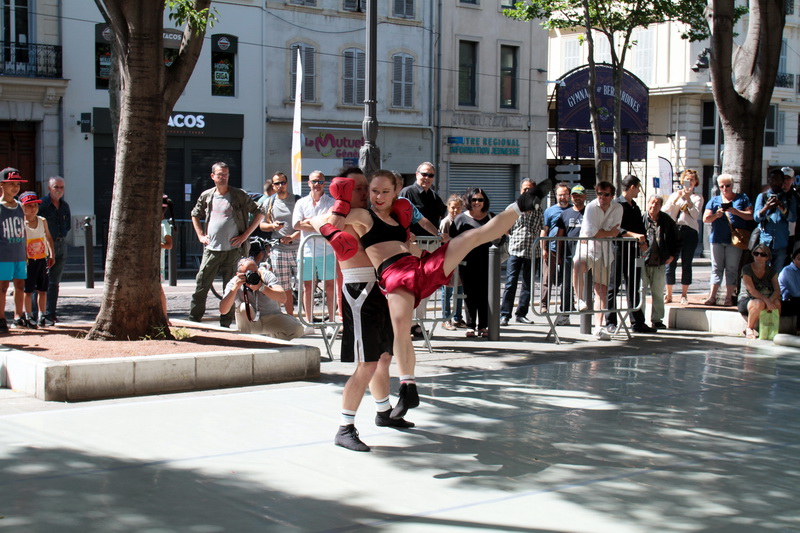 "Duo choc" par la Compagnie A contre temps danse et les élèves de l’école de danse de Marseille : création qui aborde le tennis, la boxe et l’aikido…(Photo Robert Poulain)