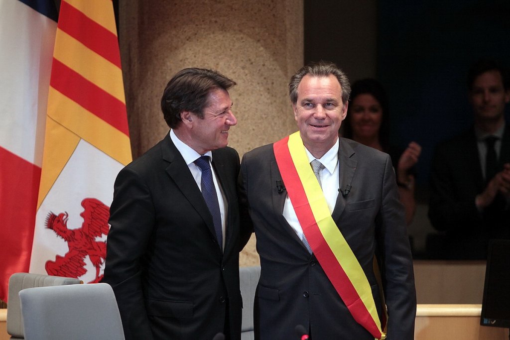 Christian Estrosi remet l'écharpe de président de Provence-Alpes-Côte d'Azur à Renaud Muselier qui vient d'être élu à l'unanimité des votants (Photo Robert Poulain)