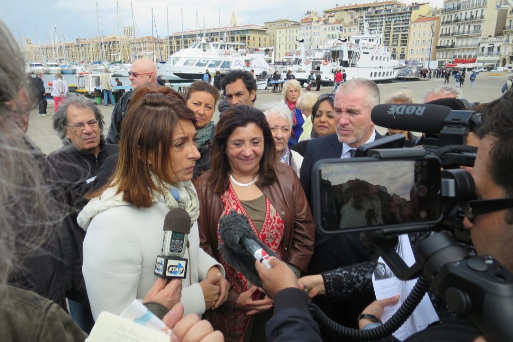 Sur le Vieux-Port, soutenue par Martine Vassal, Solange Biaggi candidate LR de la 4e circonscription assoit sa position (Photo D.D.)