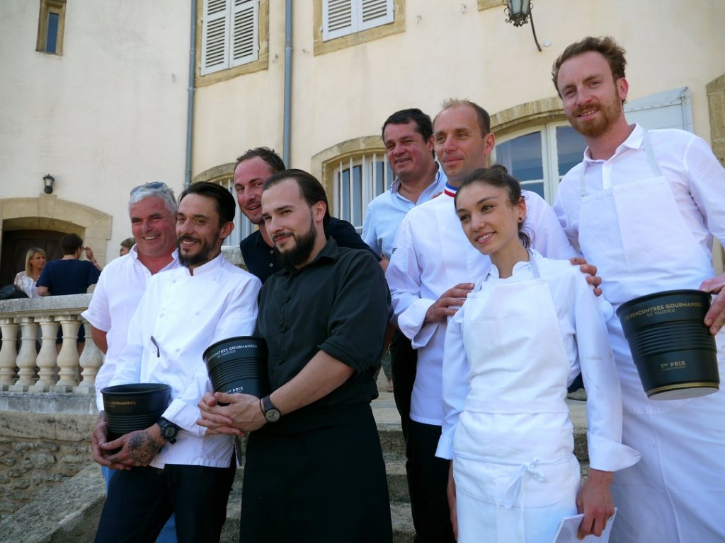 De gauche à droite sur les escaliers monumentaux du Château de Vaudieu : Laurent Combier, Yann Tanneau, Julien Bréchet, Enzo Ciccarelli, Laurent Bréchet, Davy Tissot et Mathieu Desmaret entourant la jeune apprentie du restaurant « La Vieille Fontaine » qui a secondé son chef lors de cette épreuve. (Photo M.E.)