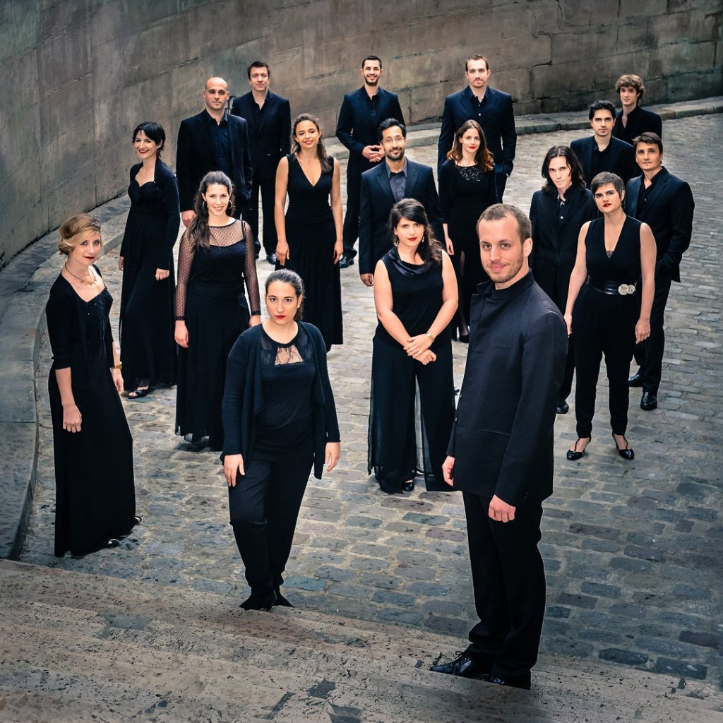 Mathieu Romano, à droite, chef de chœur et d’orchestre très heureux de participer avec sa formation à nouveau au Festival d’Aix. (Photo J.P. Hakimian)