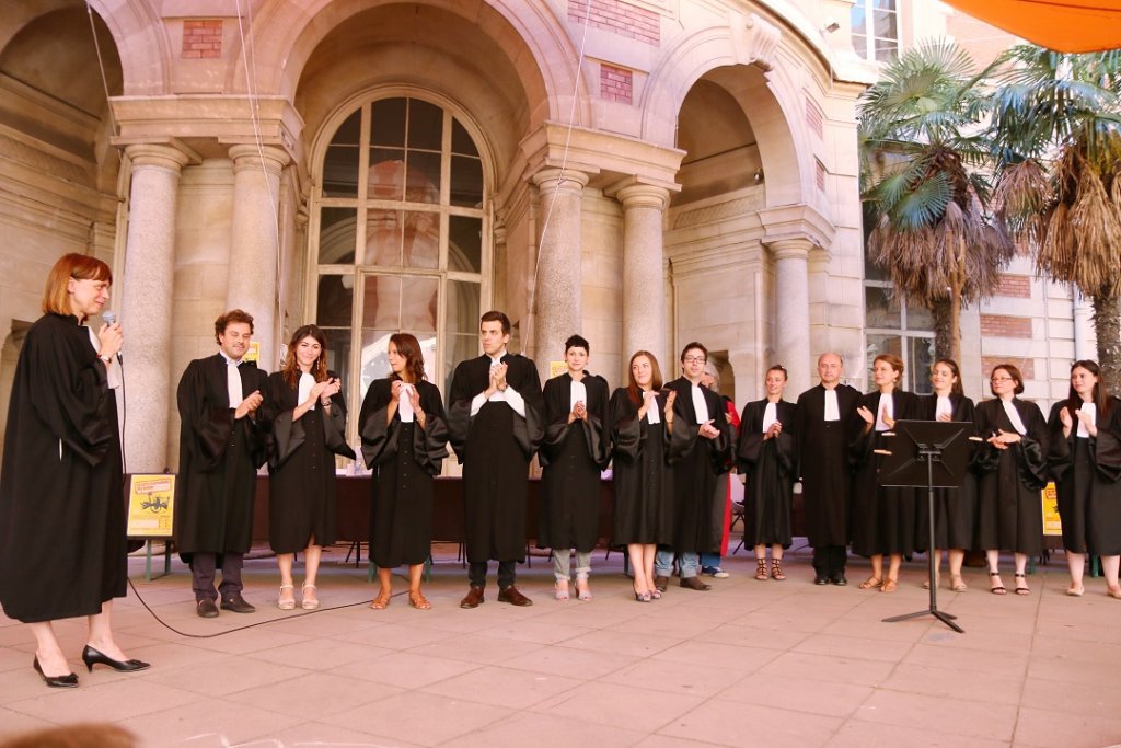 Le jury de l’éloquence présidé par le Bâtonnier Geneviève Maillet et 10 jeunes avocats qui ont défendu les meilleurs auteurs du prix du Polar Marseillais (Photo D.R.)