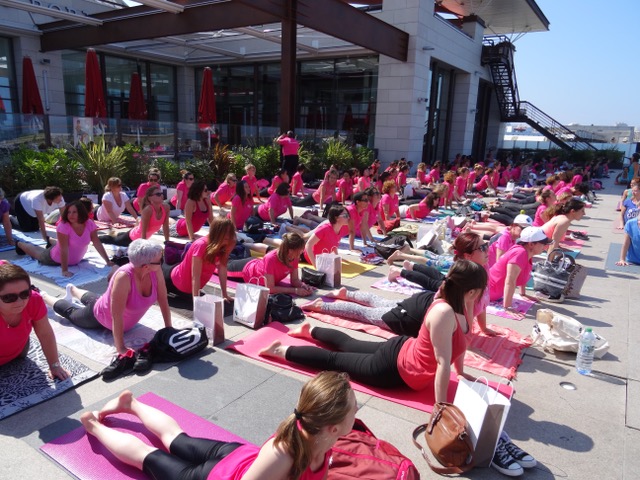 Yoga "Rose" Géant aux Terrasses du Port (Photo SOS cancer du sein)