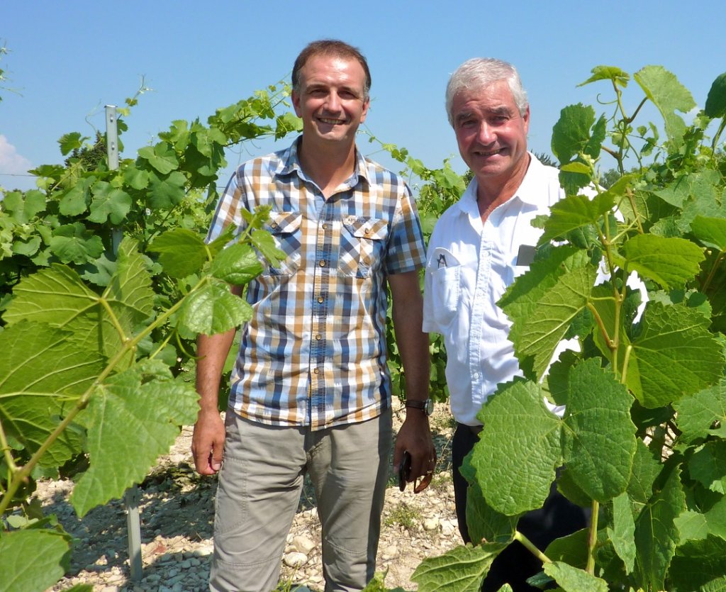 Jean-François Barnier et Joël Reynaud au cœur de la pépinière du premier. (Photo M.E.)