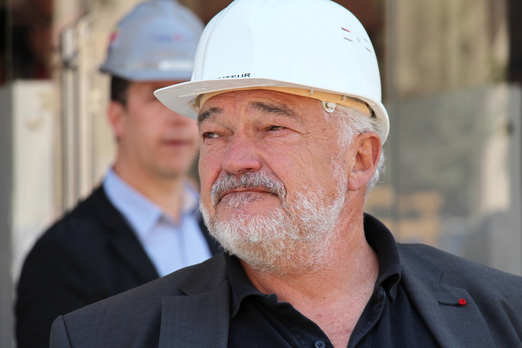 Marc Pietri, président du groupe Constructa, reçoit les insignes de Commandeur de la Légion d’Honneur des mains de Manuel Valls (Photo Philippe Maillé)