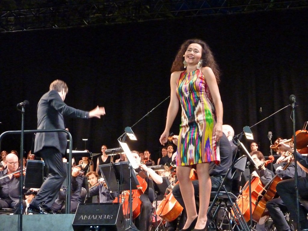 Envoûtante Carmen que celle incarnée par Stéphanie d’Oustrac lundi soir en haut du Cours Mirabeau pour un concert PARADE[S] apprécié par des centaines de spectateurs. (Photo Michel Egéa)