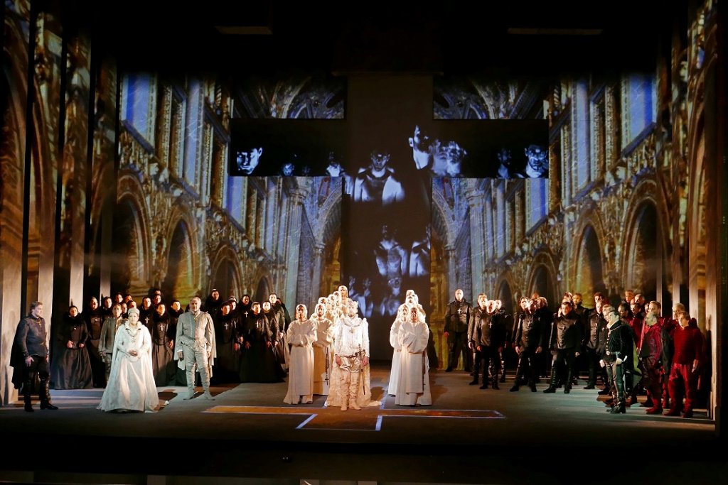 Du grand spectacle signé Charles Roubaud et son équipe pour ce « Don Carlo » sur la scène de l’Opéra de Marseille (Photo Christian Dresse)