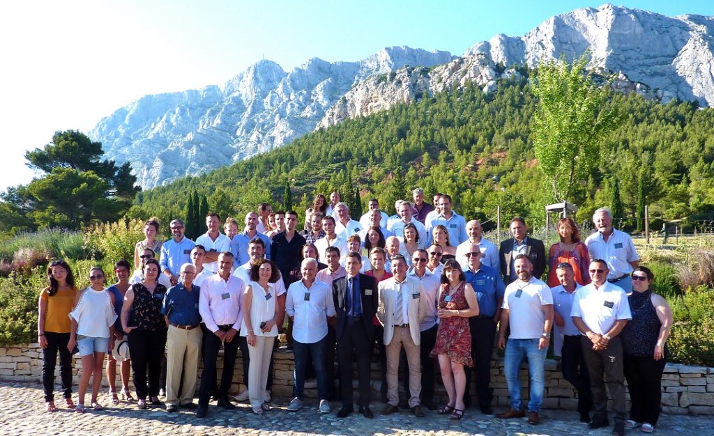 Les participants à la présentation du millésime des Côtes de Provence Sainte-Victoire réunis au pied de la montagne pour une "photo de famille" qui fera date. (Photo M.E.)