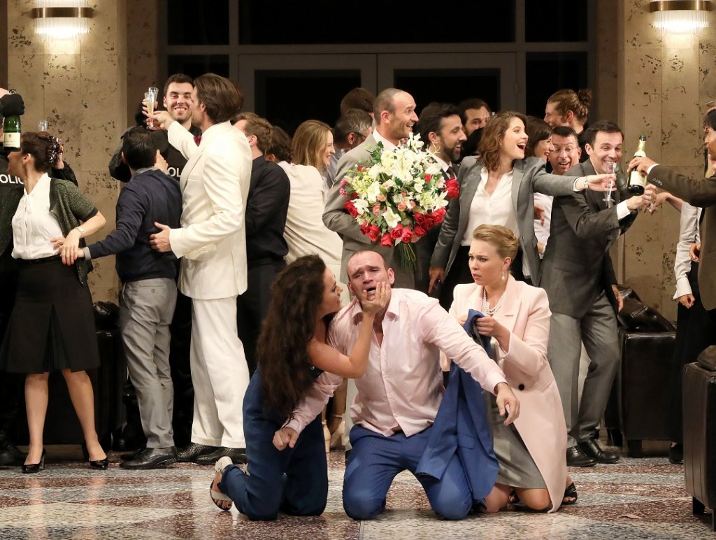 Douloureuse fin de thérapie pour José entouré de Carmen et Micaëla. (Photo Patrick Berger)