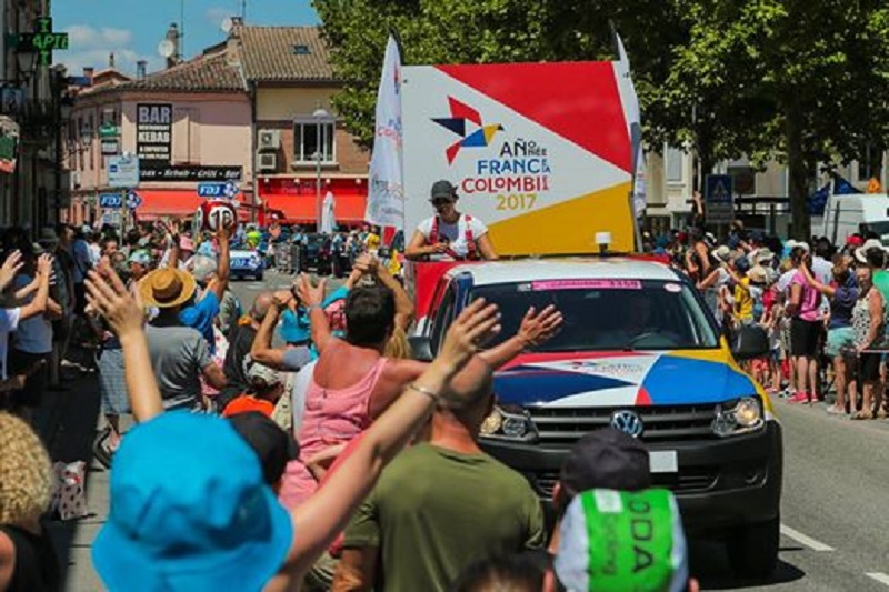 Pendant 3 semaines, 2 voitures de l’Année France-Colombie participent à la Caravane du Tour ouvrant le passage de chaque étape(Photo anneefrancecolombie.com)