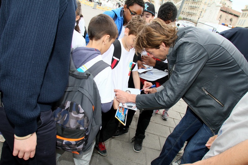 Camille Lacourt sur le Vieux-Port de Marseille avec ses fans (Photo Robert Poulain)