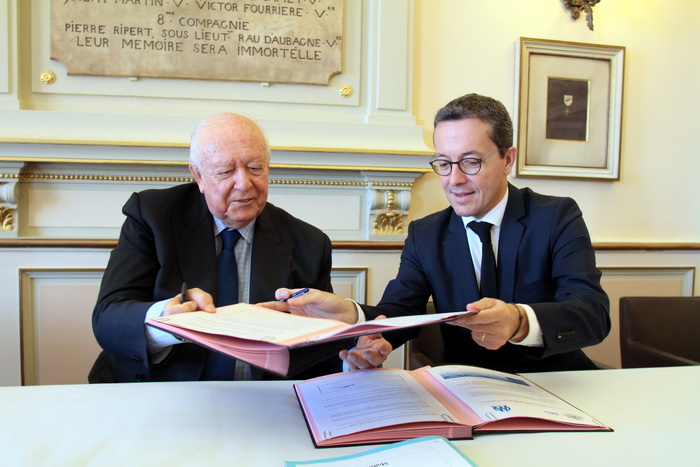 le maire de Marseille, Jean-Claude Gaudin et Jacques-Henri Eyraud, Président de l'OM étaient réunis, ce vendredi 28 juillet, pour la signature d'un accord de convention, de trois ans, entre la Ville et l'OM (PhotoRobert Poulain)