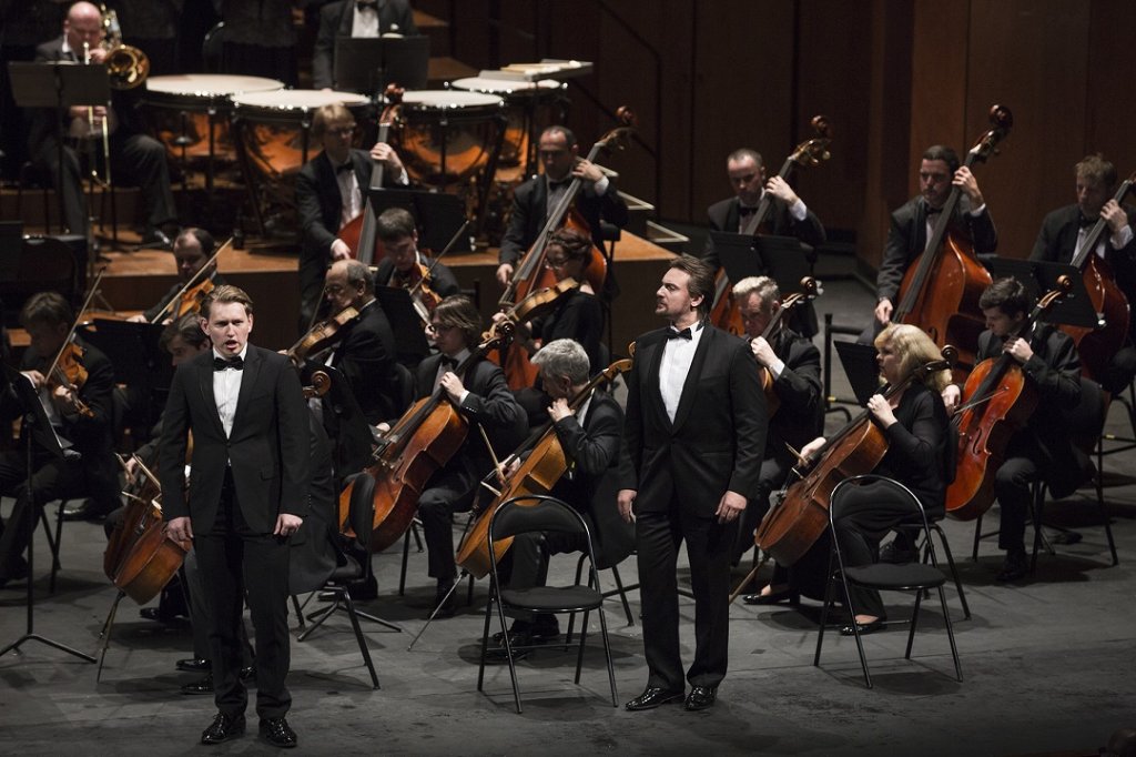 Devant l’orchestre du Bolchoï, Bogdan Volkov (Lenski, à g.) et Igor Golovatnko (Onéguine, à dr.) vont s’affronter en duel (Photo Vincent Baume)