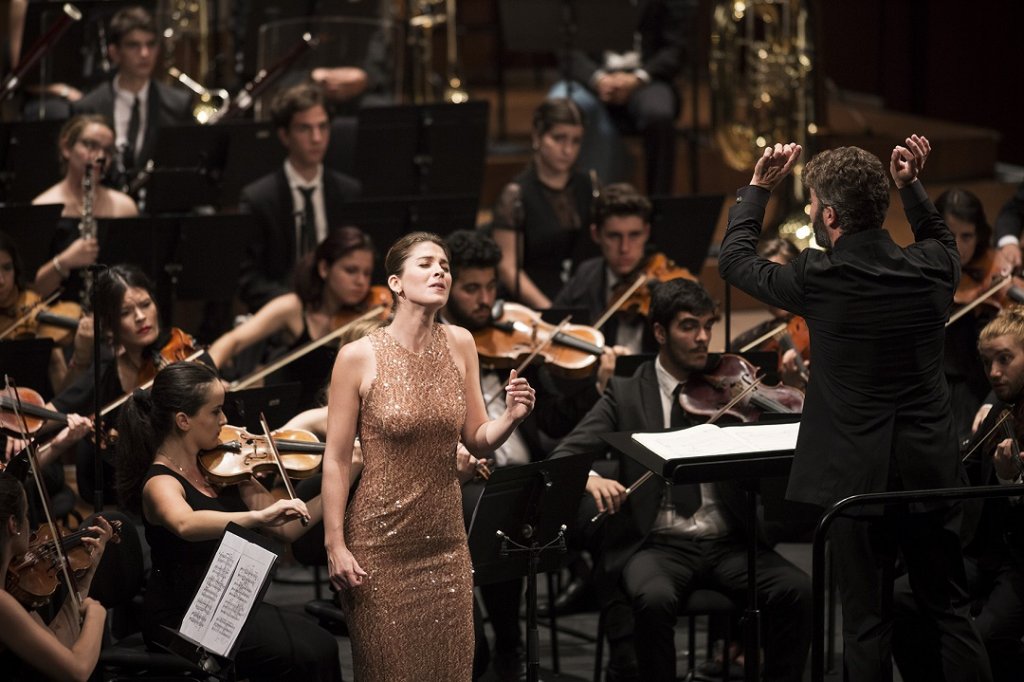 Devant l’Orchestre des Jeunes de la Méditerranée, la mezzo Virginie Verrez à offert une très agréable interprétation des chants de "Shéhérazade" de Ravel. Le tout sous la direction inspirée de Pablo Heras-Casado. (Photo Vincent Beaume)