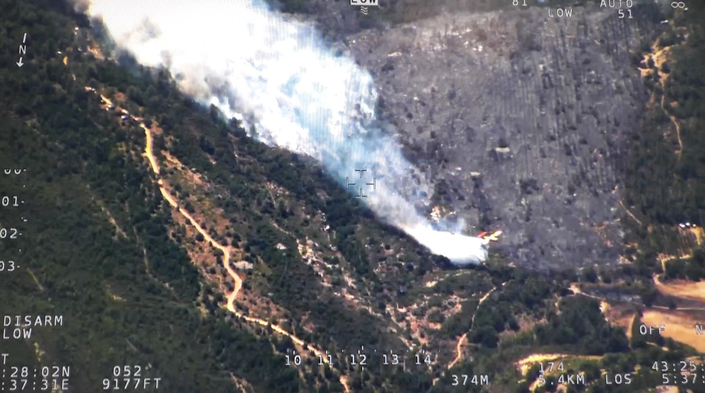 Largage d'un Canadair sur le feu qui s'est déclaré sur commune de Peynier (Photo Pompiers 13)