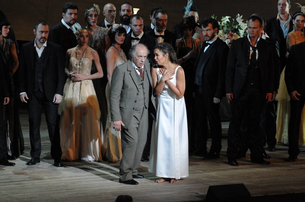 Devant les courtisans, Rigoletto retrouve sa fille Gilda qui vient d’être déshonorée par le Duc de Mantoue (Photo Christian Bernateau)