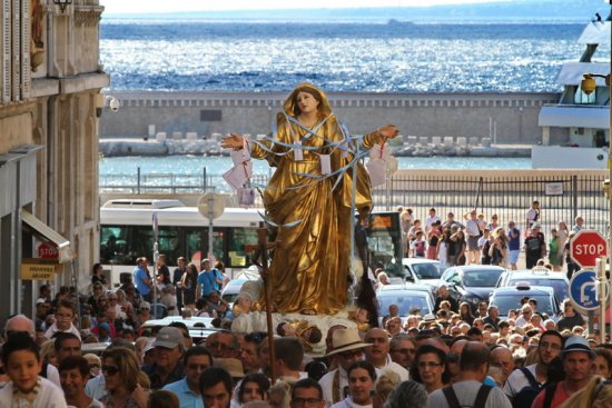 Procession de la vierge dans les rues du Panier à Marseille (Photo Robert Poulain)