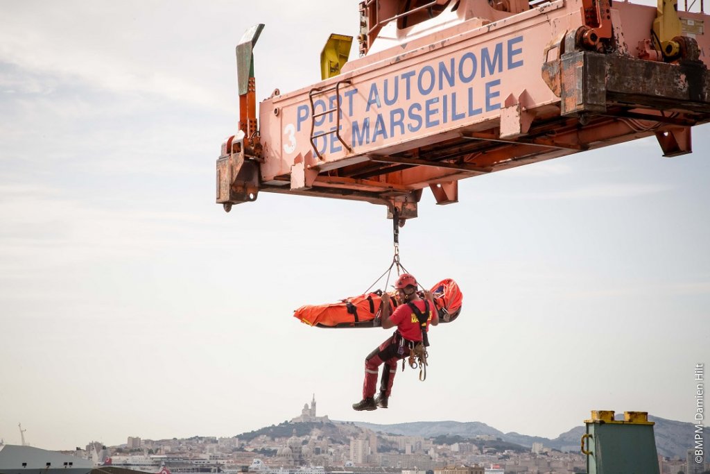 Les hommes du GRIMP ont dégagé un docker qui a chuté d'un conteneur (Photo BMPM/SM Damien Hill)