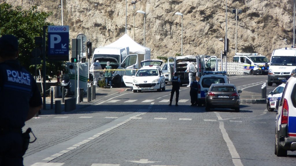 La fourgonnette contrôlée par la scientifique sur le Vieux-Port (Photo Patricia Maillé-Caire)