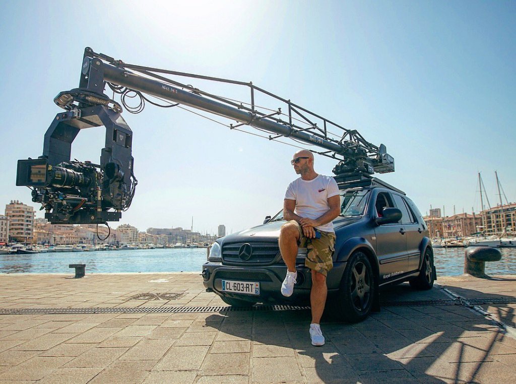 Franck Gastambide aux commandes du tournage de Taxi 5 sur le Vieux-Port de Marseille (© @FGastambide)