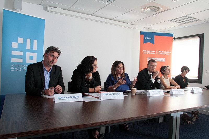 L'ensemble des signataires de la déclaration dʼintention pour accompagner la rénovation des devantures des commerces du centre-ville (Photo Robert Poulain)