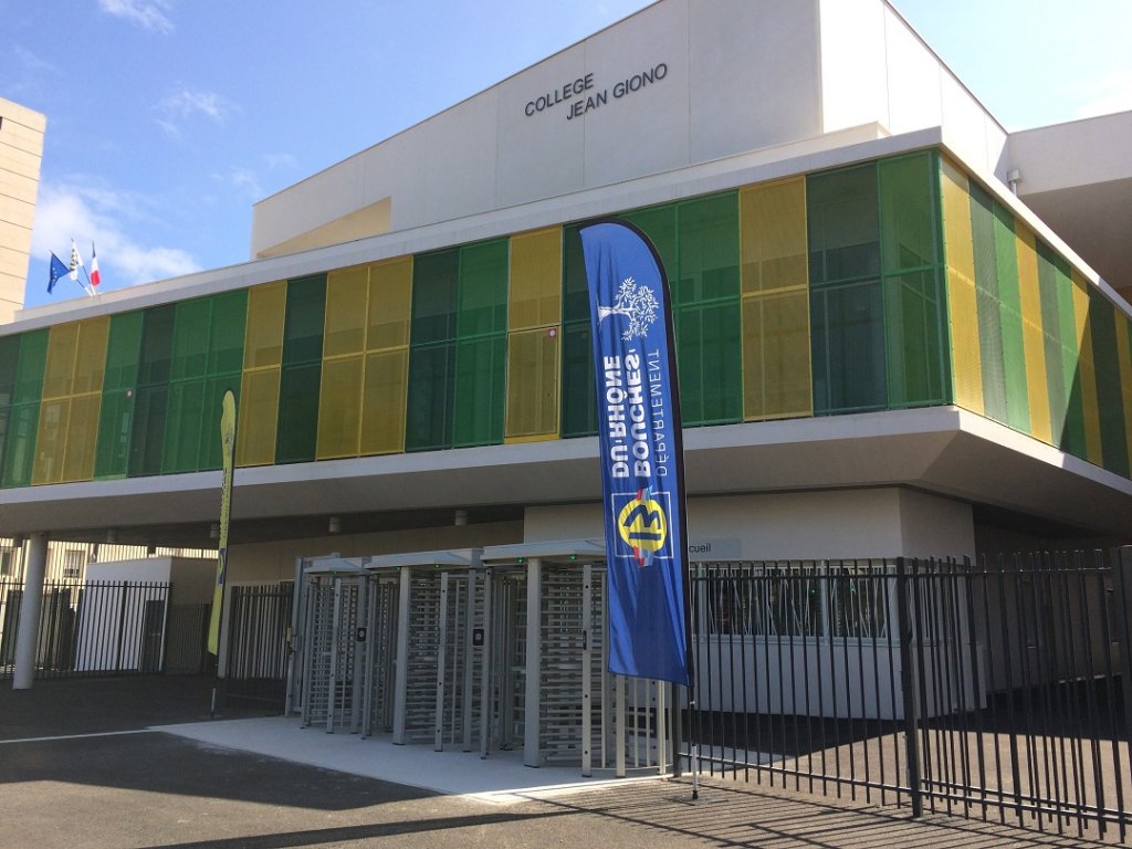 L'entrée du collège Jean-Giono avec les portails de sécurité (Photo Mireille Bianciotto)