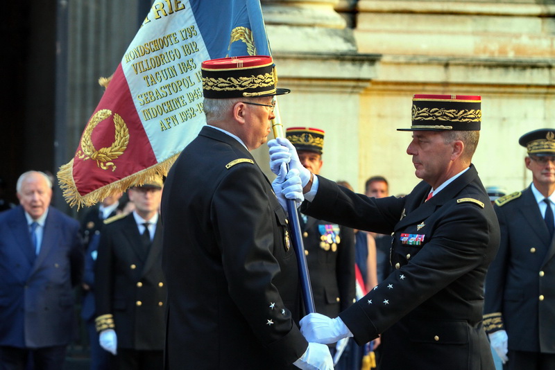 Le général Galtier confie le drapeau de la région de la gendarmerie de Paca à son successeur, le général Lévêque (Photo Robert Poulain)