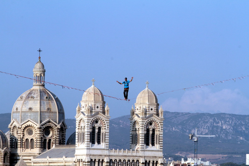 Guillaume Rolland a traversé le Vieux-Port sur un filin entre le Fort Saint-Jean et le Pharo à Marseille (Photo Robert Poulain)