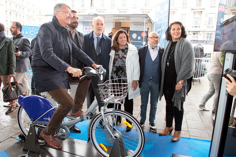 Jean-Pierre Serrus à bicyclette, Johan Bencivenga, Dominique Tian, Solange Biaggi, Fabrice Alimi, Sandra Chalinet réunis pour la mobilité du territoire (Photo Robert Poulain)