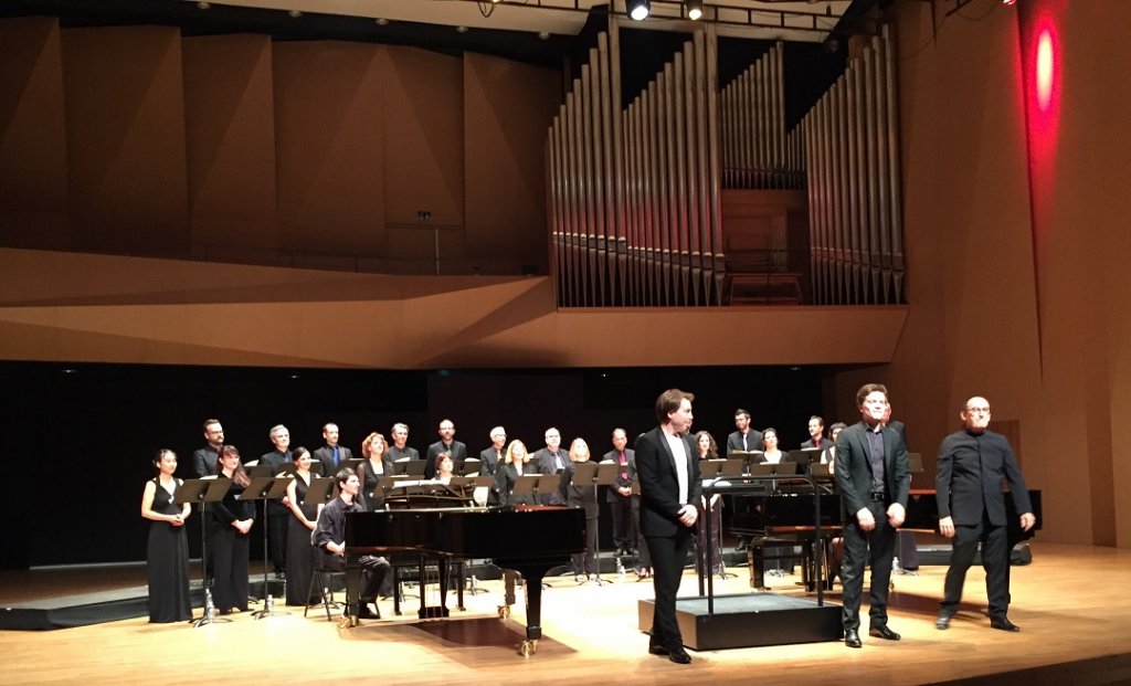 24 voix, deux pianistes et un directeur musical aux saluts dans la salle du Conservatoire Darius Milhaud. (Photo Michel Egea)