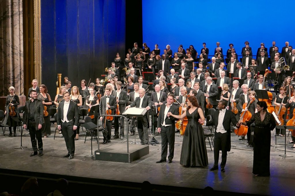 Aux saluts… Tous les artisans de cette remarquable production recueillent les bravi d’une salle conquise. (Photo Christian Dresse)