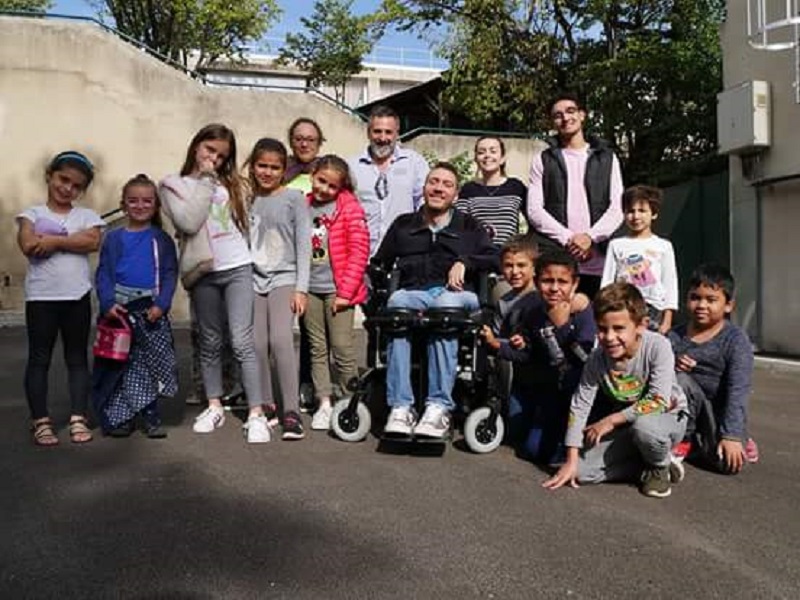 Patrice Busseuil entouré d'enfants d'une école élémentaire (Photo Chris tomneer)