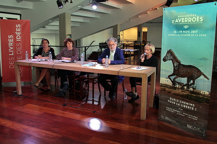 Thierry Fabre entouré d'Anne-Marie d'Estienne d'Orves, adjointe au maire de Marseille en charge de la culture et des représentantes de l'association "Des livres comme des idées" (Photo Robert Poulain)