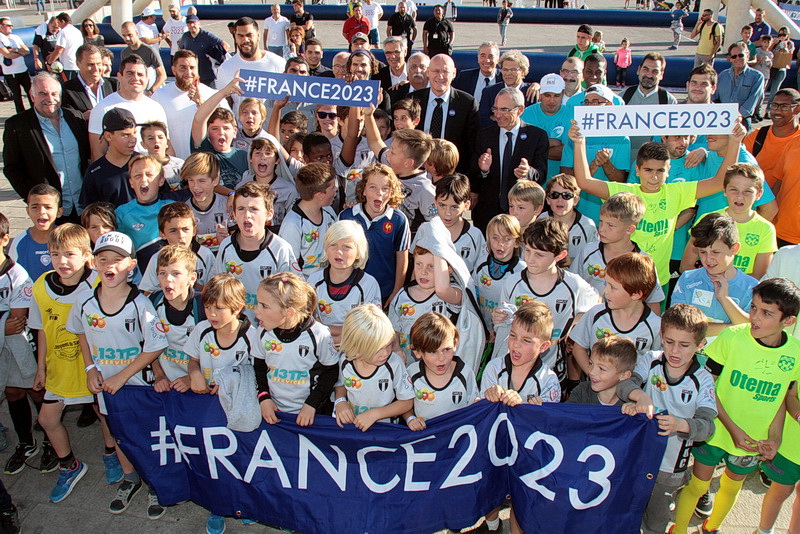 La relève des bleus assurée à Marseille (Photo Robert Poulain)