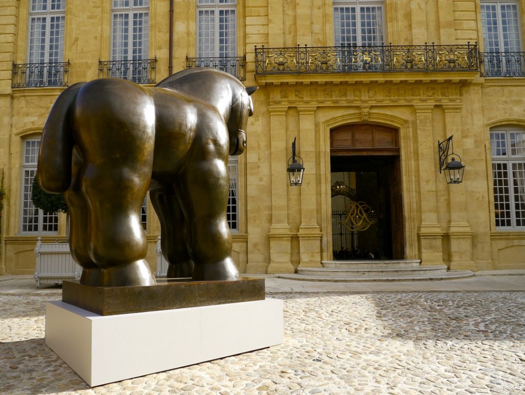 Monumentale sculpture de bronze, «Cheval avec bride» de Botero trône dans la cour de l’Hôtel de Caumont (Photo Michel Egea)