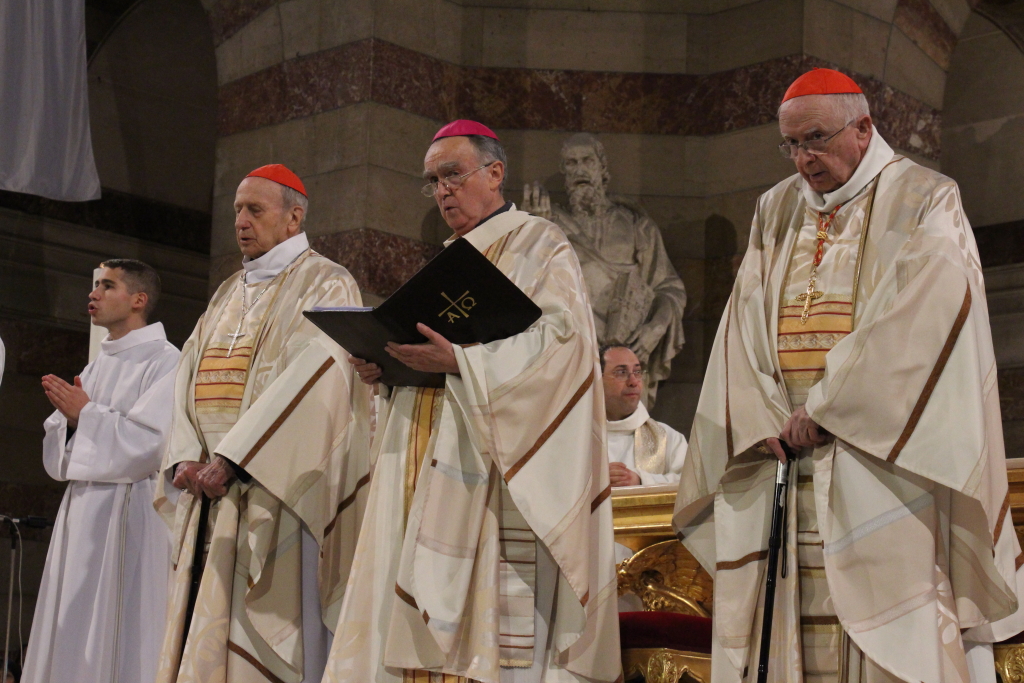 Mgr Panafieu avec à ses côtés Mgr Pontier et Mgr Etchegaray lors de l'Ordination de Mgr Aveline, évêque auxiliaire de Marseille en janvier 2014 en la cathédrale de la Major (Photo Philippe Maillé)