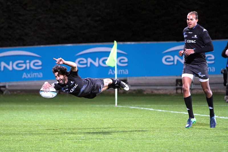 Une "planche" impeccable pour Eddy Labarthe qui savoure déjà son essai sous le regard de Florent Massip (Photo Robert Poulain)