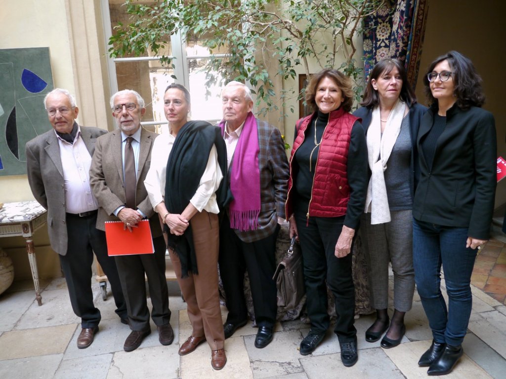 Raymond Duffaut, au centre, entouré des membres du bureau et de celles et ceux qui font vivre ces "Saisons de la voix de Gordes" (Photo M.E)