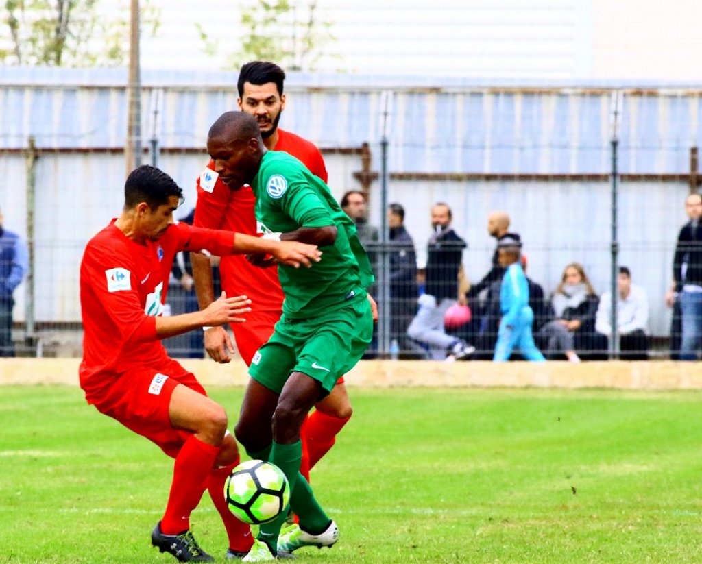 Quand le deuxième club de Marseille, Consolat (maillot vert) rencontre le troisième, Endoume (maillot rouge) en Coupe de France en 2016 (Photo Wallis.fr)