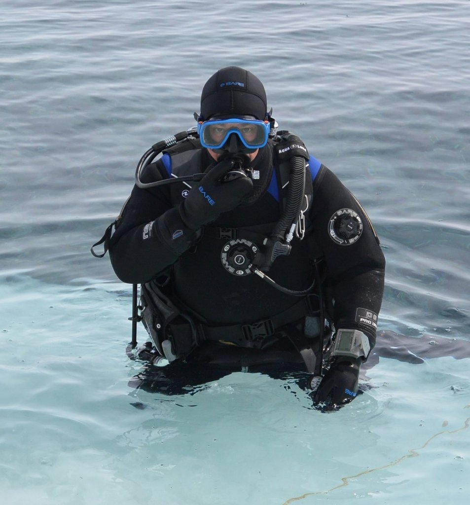 Pierre Chevaldonné prêt pour une plongée en bord de banquise. Il passera sous l’eau une heure à une température de -1,8°C. (Photo Sylvain Castanet)