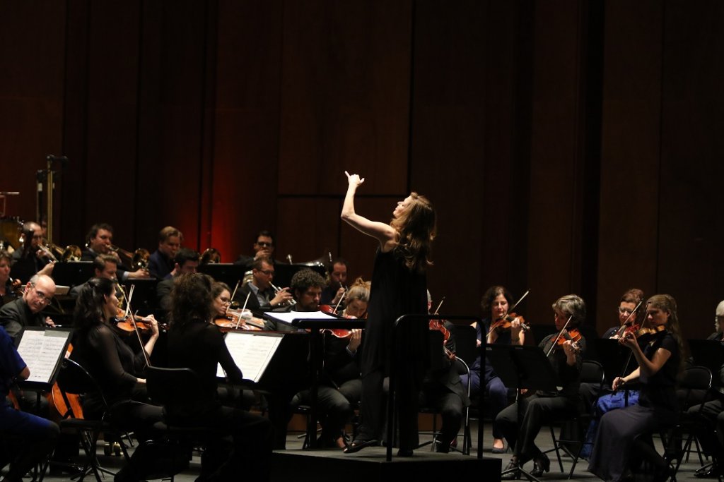 Superbe et talentueuse Barbara Hannigan à la tête de l’orchestre Ludwig. (Photo Agnès Melon/Grand Théâtre de Provence)