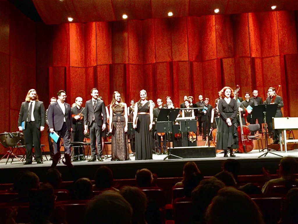 Emmanuelle Haïm et les solistes aux saluts devant Le Concert d’Astrée, orchestre et chœur. (Photo M.E.)