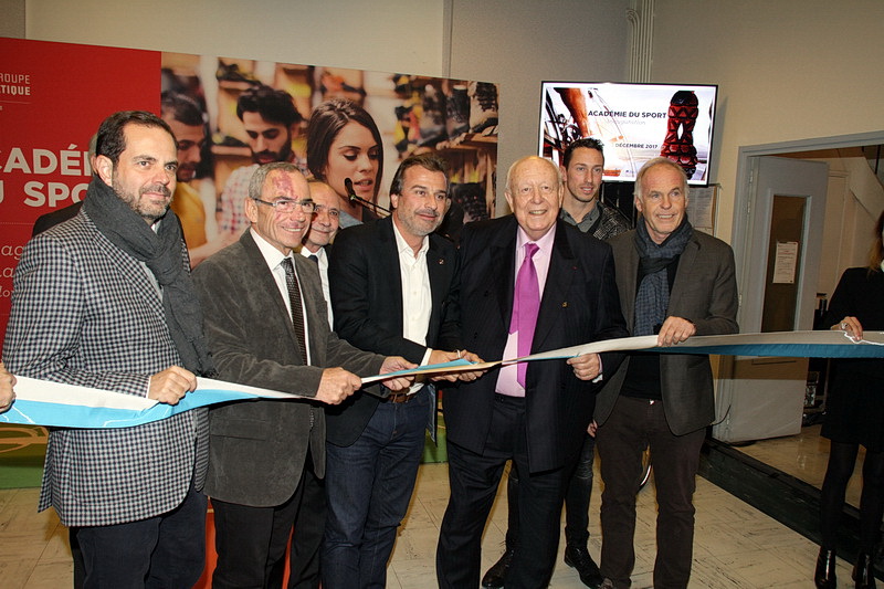 Jean-Luc Chauvin et Jean-Claude Gaudin entouré de Dominique Tian, 1er adjoint au maire,Frédérick Bousquet en charge de Marseille 2017, Richard Miron, adjoint au Sport et Yves Moraine maire du secteur ont inauguré l'Académie des Sports (Photo Robert Poulain)