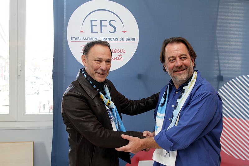 Michel Tonini, Président de l’association Yankee Nord Marseille et le Professeur Jacques Chiaroni, Directeur de l’Établissement français du sang Paca-Corse viennent de signer une convention de partenariat (Photo Robert Poulain)