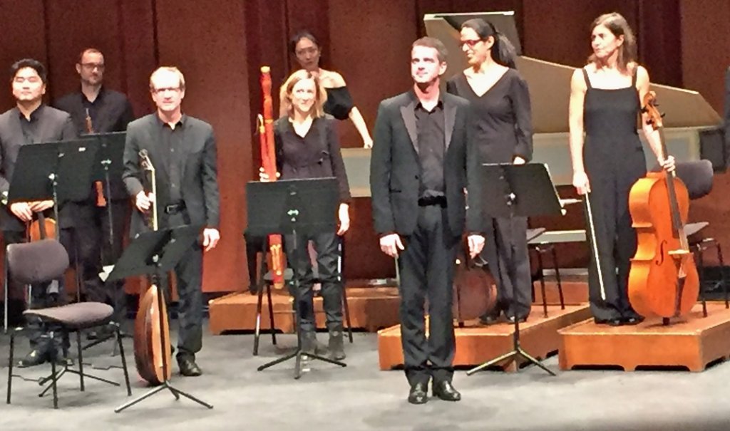 Philippe Jarrousky devant les musiciens de son ensemble Artaserse samedi au Grand Théâtre de Provence. (Photo Michel Egéa)