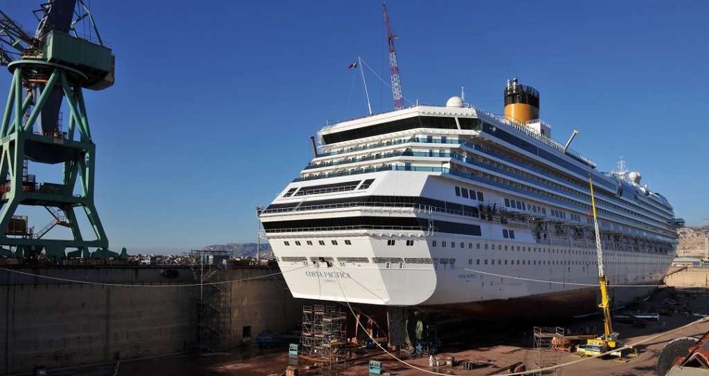 Le Costa Pacifica déjà en cale sèche dans la Forme 10 (Photo D.R.)