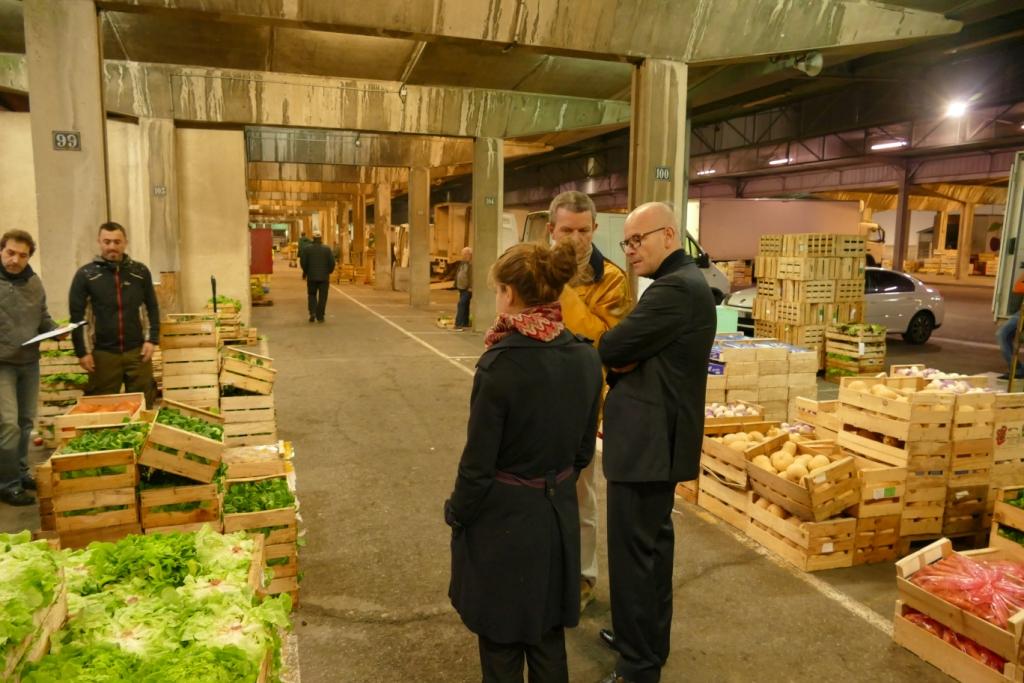 Le préfet de police des Bouches-du-Rhône Olivier de Mazières s’est rendu cette nuit sur une opération de contrôles au marché d’intérêt national (MIN) des Arnavaux (Photo D.R.))