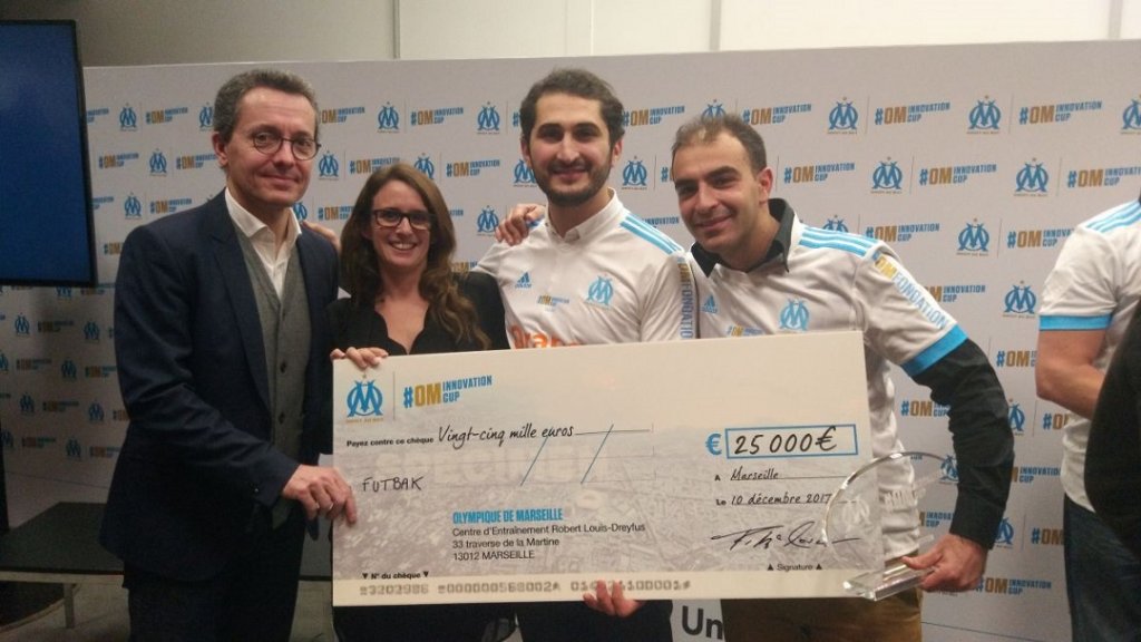 Le président de l'OM, Jacques-Henri Eyraud a remis un chèque de 25 000€ à la start-up SportBak lauréate du concours OM Innovation Cup (Photo D.R.)